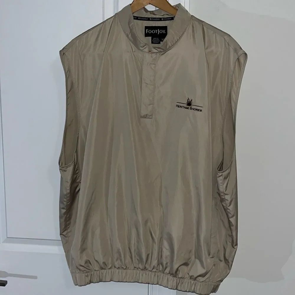 Footjoy FJ Wind Tan Taupe Beige Golf Vest XL Heritage Shores Club Delaware Mens